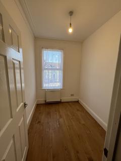 3 bedroom flat to rent, Elgin Road, Ilford IG3