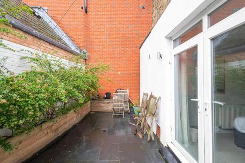 2 bedroom flat to rent, Limburg Road, London