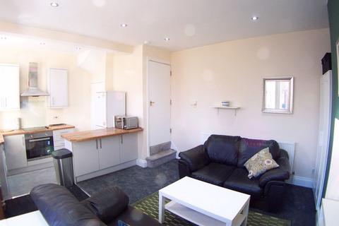 3 bedroom terraced house to rent, Beechwood Mount, Leeds