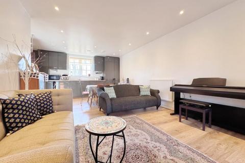 2 bedroom flat for sale, London N3