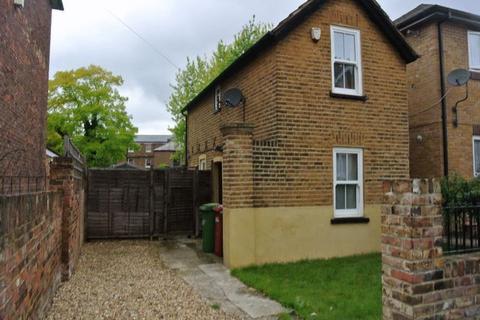 2 bedroom detached house to rent, Park Street, Slough