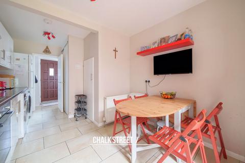 21 Roles Grove, Romford, RM6 5LT