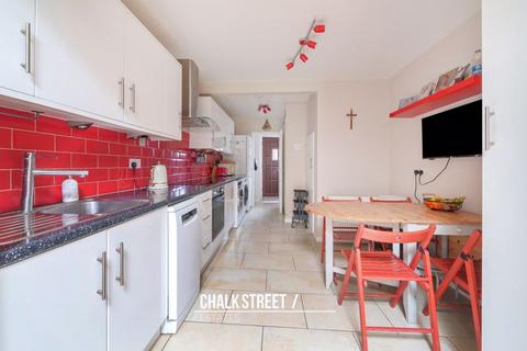 21 Roles Grove, Romford, RM6 5LT