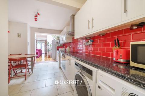 21 Roles Grove, Romford, RM6 5LT