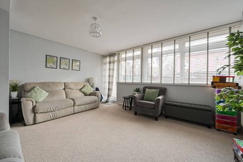 3 bedroom maisonette to rent, London E3