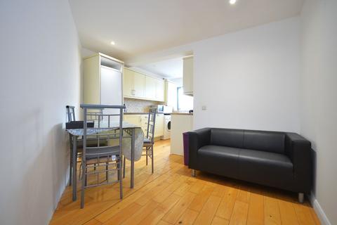 3 bedroom flat to rent, Aragon Court, London W13 0TL