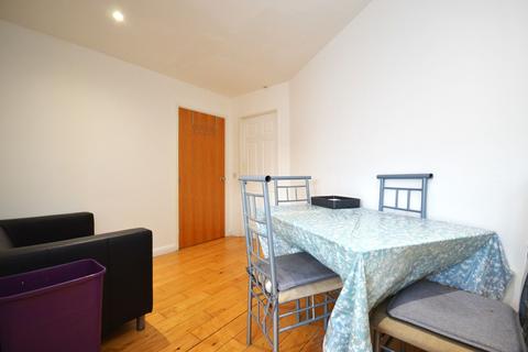 3 bedroom flat to rent, Aragon Court, London W13 0TL