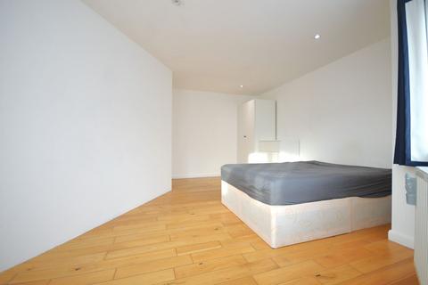 3 bedroom flat to rent, Aragon Court, London W13 0TL