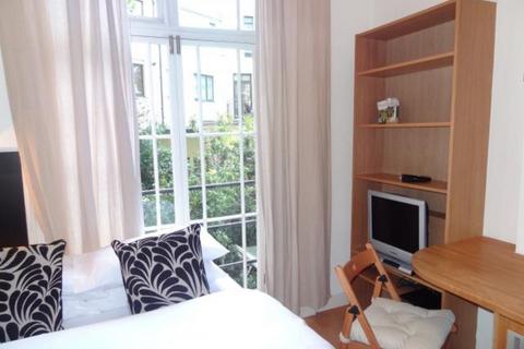 Studio to rent, Cartwright Gardens