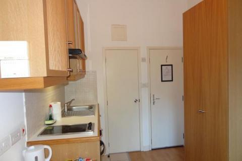 Studio to rent, Cartwright Gardens