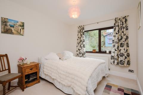 48 Pine Grove, London, SW19 7HE