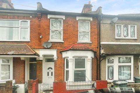 3 bedroom terraced house to rent, Chargeable Street, London E16