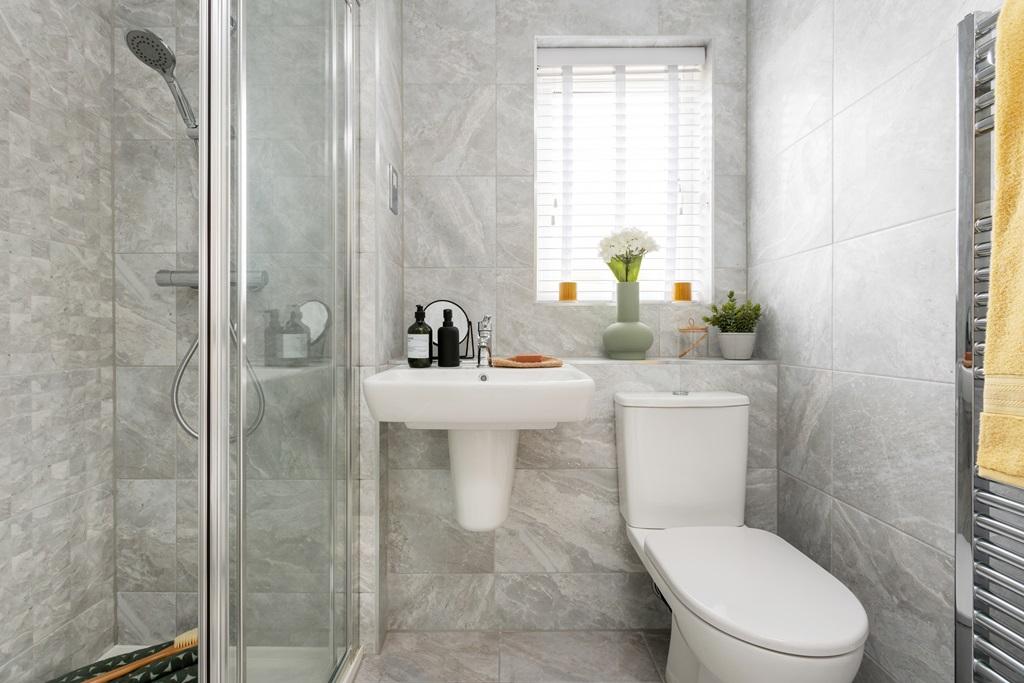 An en suite shower room to the main bedroom...