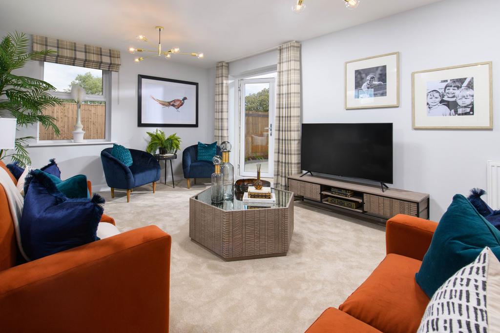 Bay-fronted triple-aspect lounge in Avondale...