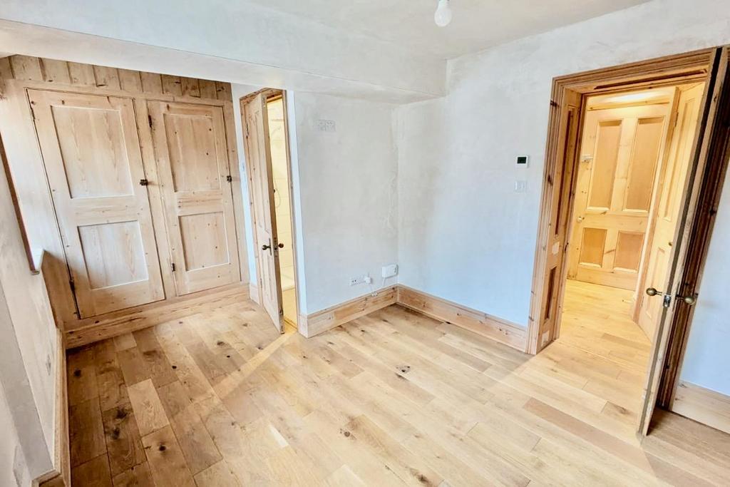 Walk in wardroe and en suite.jpeg