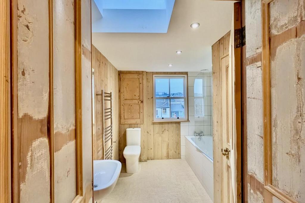 Stunning Main Bathroom with views.jpeg