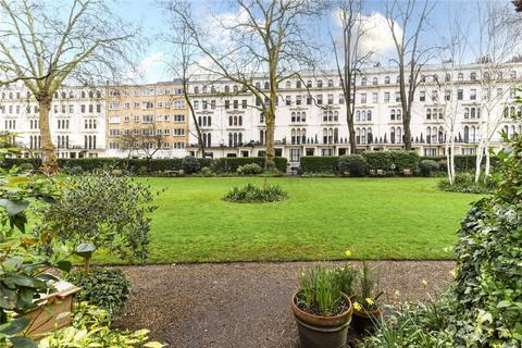 Studio to rent, Kensington Gardens Square, London W2