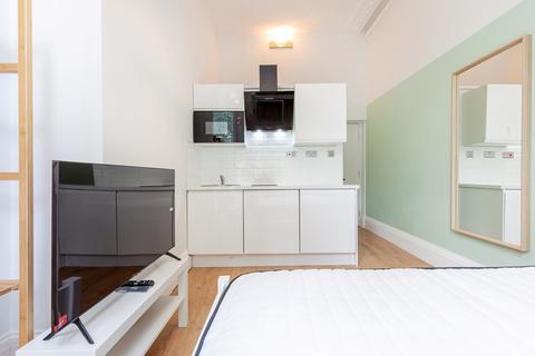 Studio to rent, Kensington Gardens Square, London W2