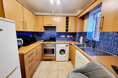 2 bedroom apartment to rent, Shelley Rise, Rochester