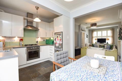 3 bedroom house to rent, Derinton Road Tooting SW17