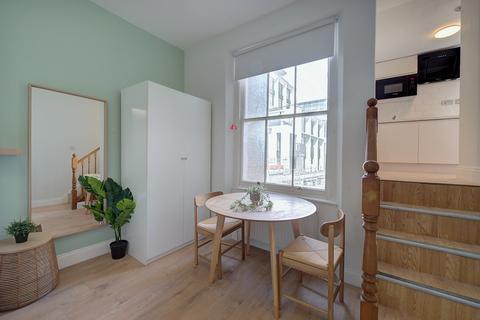 Studio to rent, Kensington Gardens Square, London W2