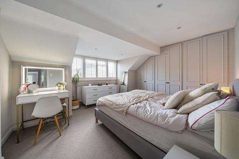 11 Greenway Close, West Byfleet, KT14 6QZ