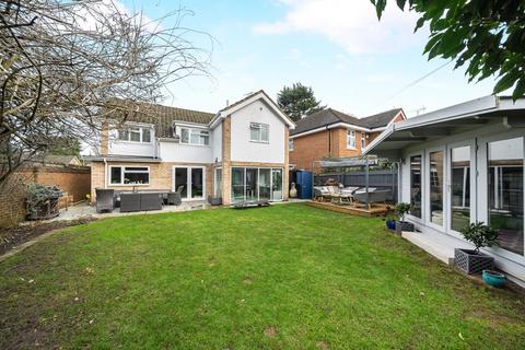 11 Greenway Close, West Byfleet, KT14 6QZ