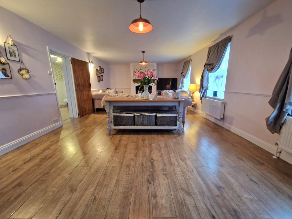 Lounge/Family Room