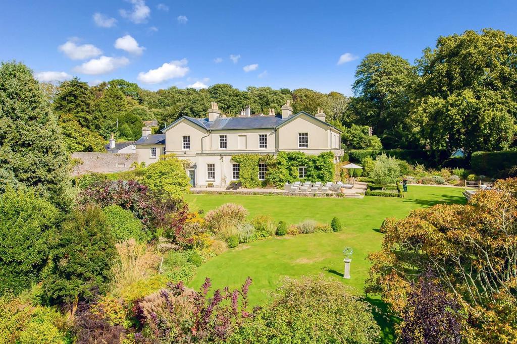 Victorian Manor House set in Acreage