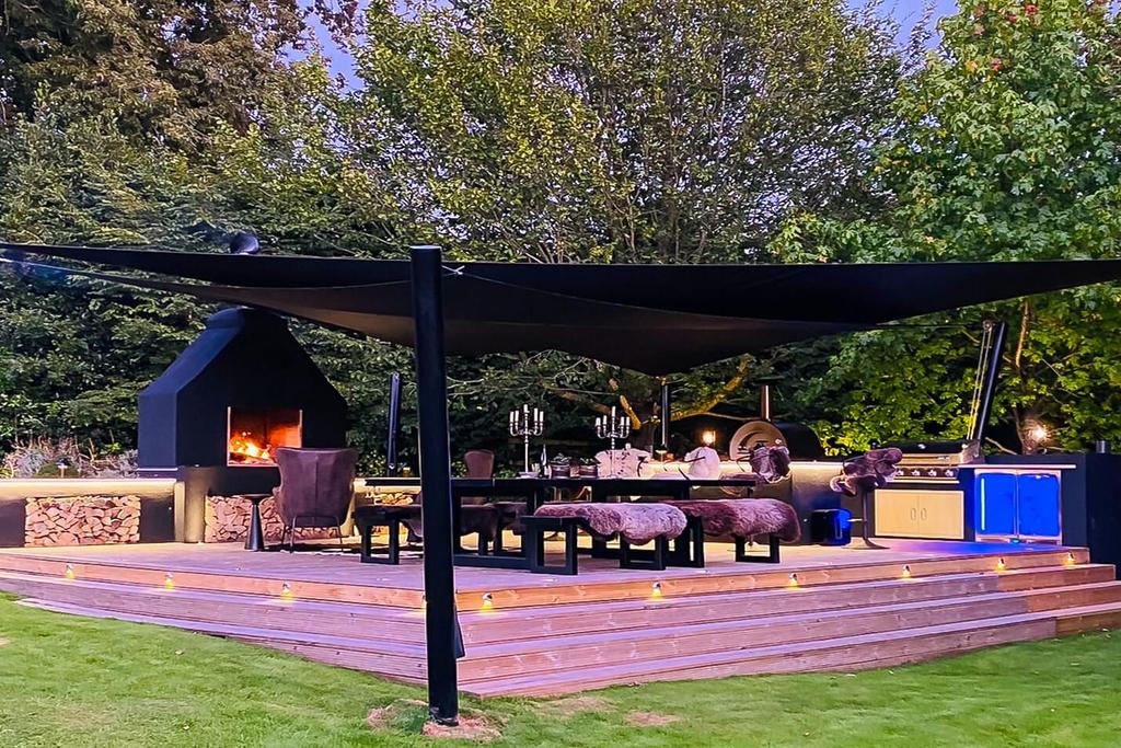 Fully equipped kitchen under canopy