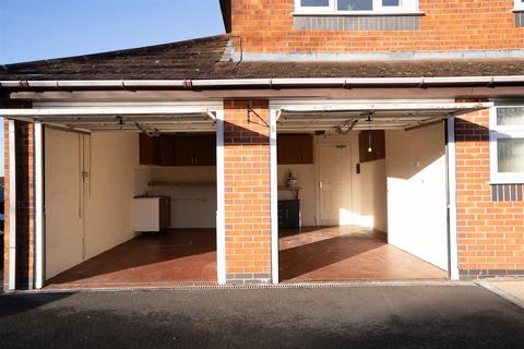 4 bedroom detached house to rent, Coton Road,Penn