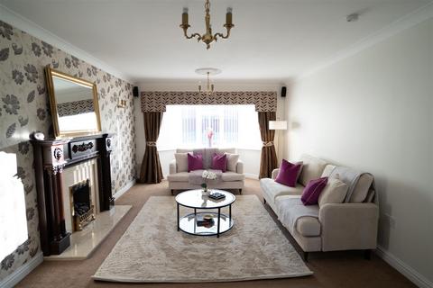 4 bedroom detached house to rent, Coton Road,Penn