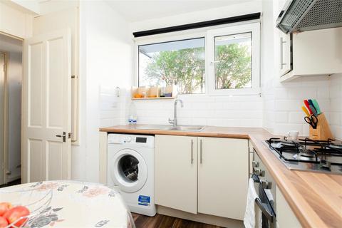 3 bedroom maisonette to rent, Globe Road, London