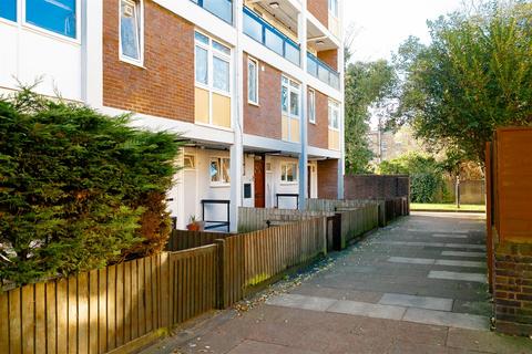 3 bedroom maisonette to rent, Globe Road, London