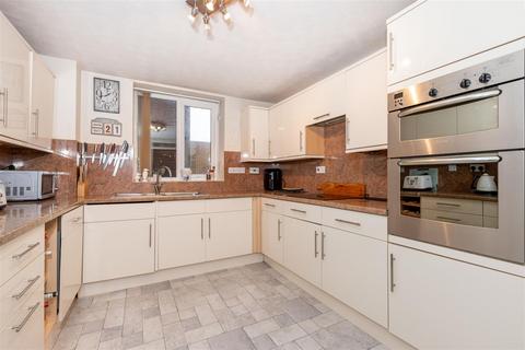 2 bedroom flat for sale, Grand Avenue, Worthing