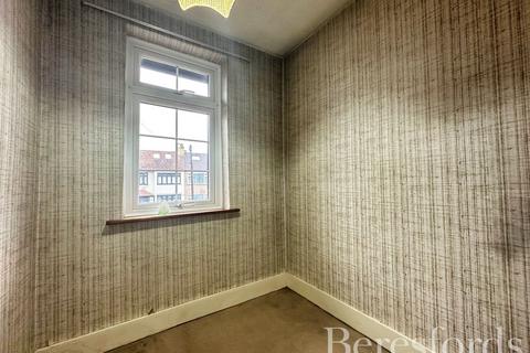 77 Primrose Glen, Hornchurch, RM11 2NL