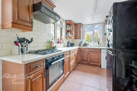 3 bedroom terraced house to rent, Bushberry Road, London