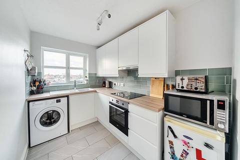 2 bedroom flat for sale, Riverdene Place, Bitterne Park, Southampton, Hampshire, SO18