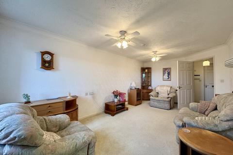 1 bedroom apartment for sale, Station Road, Thorpe Bay, Essex, SS1