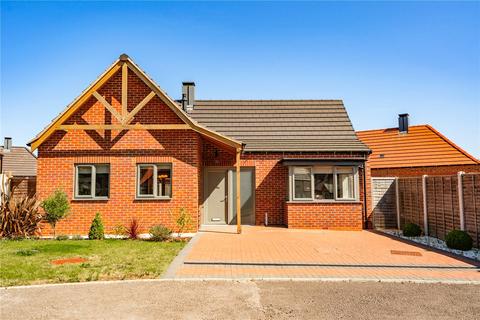 2 bedroom bungalow for sale, Kings Park Road, Grimsby, Lincolnshire, DN33