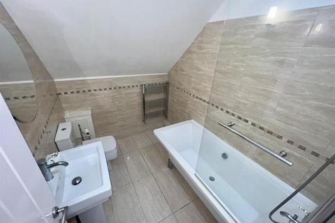 2 bedroom apartment to rent, Cavendish Road, Manchester M30