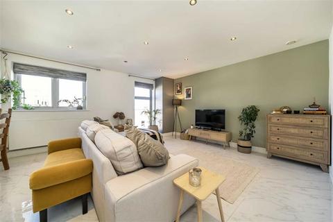 3 bedroom flat to rent, Woodland Crescent, London SE10