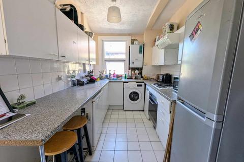 1 bedroom in a house share to rent, Granville Road, London