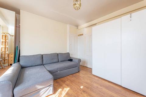 Studio to rent, Becklow Gardens, Shepherd's Bush, London, W12