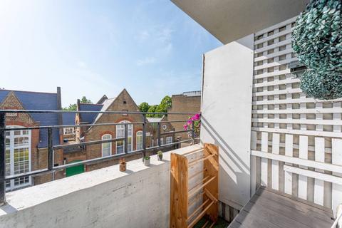 Studio to rent, Becklow Gardens, Shepherd's Bush, London, W12