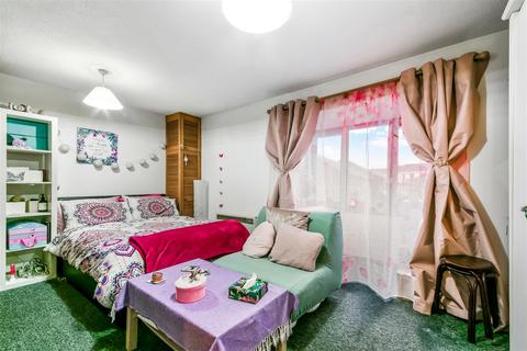 Studio for sale, Gilpin Close, Mitcham CR4