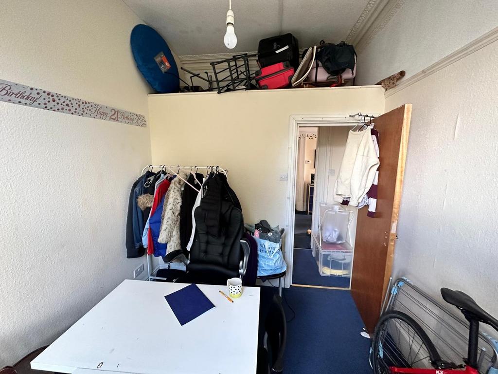 A compact study area with potential for organiz...