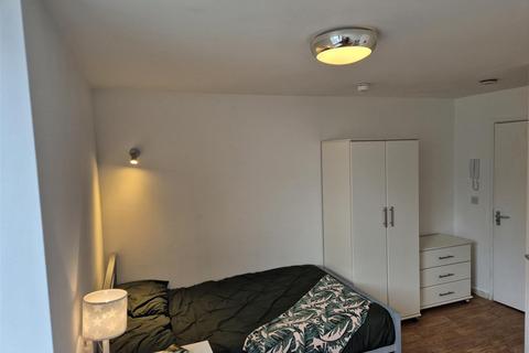 Studio to rent, Studio with En-Suite