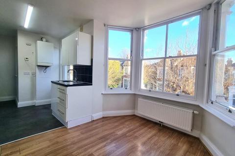 3 bedroom flat to rent, Osbaldeston Road, London