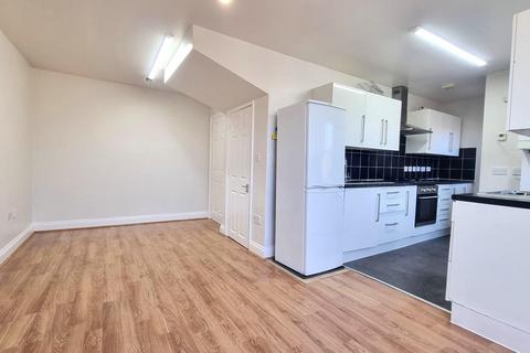 3 bedroom flat to rent, Osbaldeston Road, London